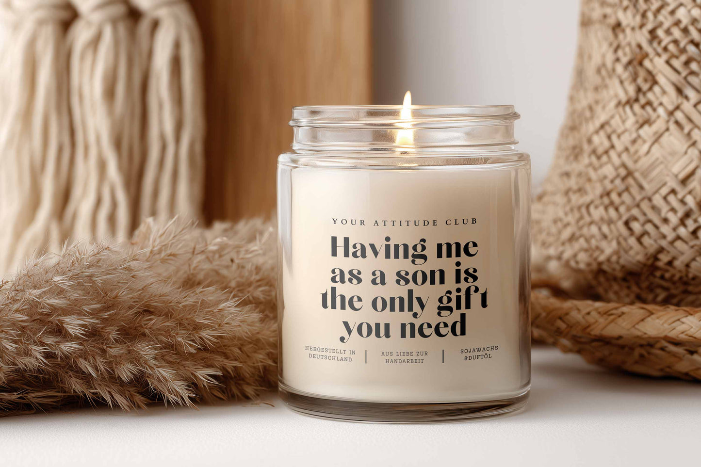 Having me as a son is the only gift you need – Lustige Duftkerze Geschenkidee für Eltern, personalisierbare Spruchkerze, vegan, Sojawachs, Statement-Kerze