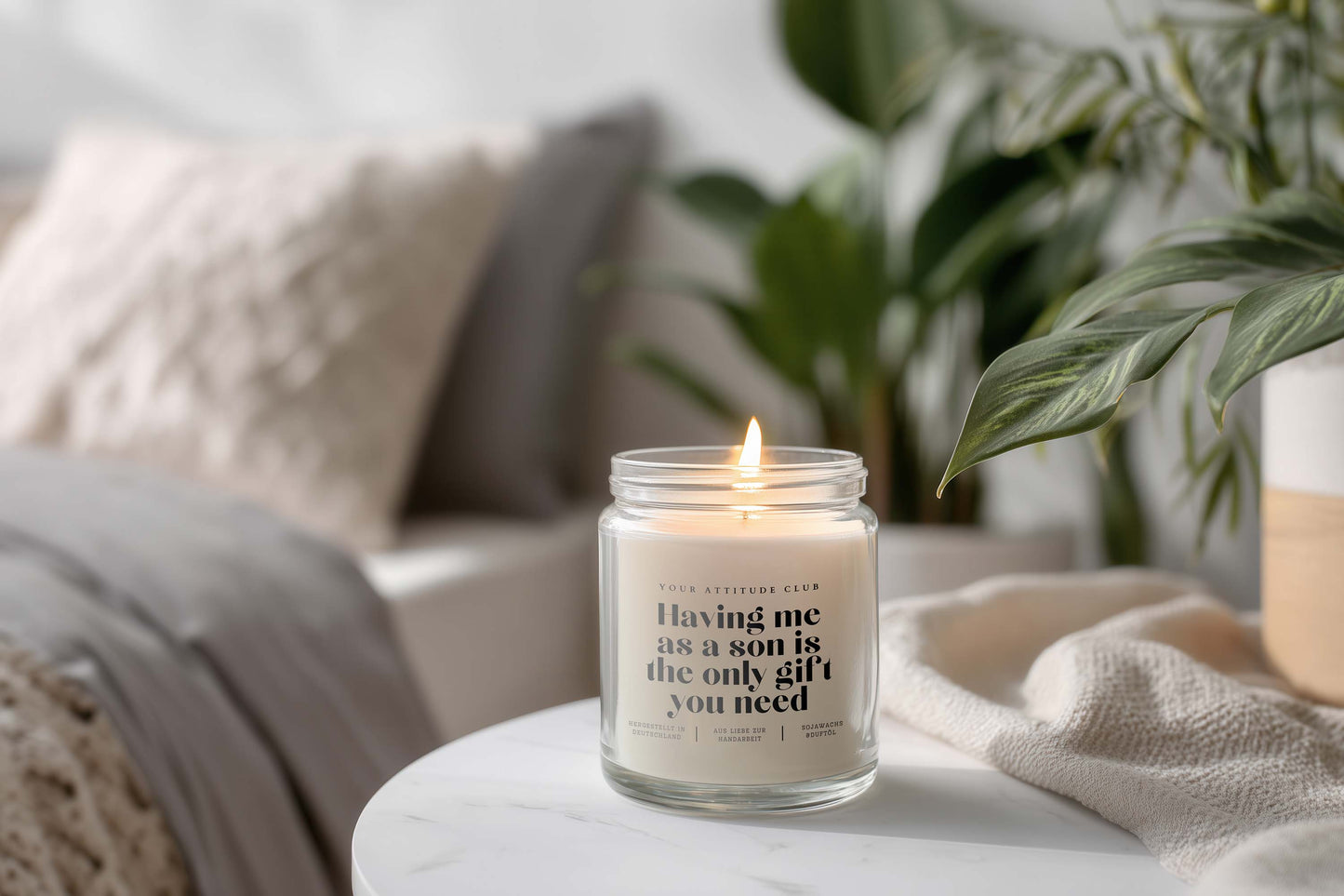Having me as a son is the only gift you need – Lustige Duftkerze Geschenkidee für Eltern, personalisierbare Spruchkerze, vegan, Sojawachs, Statement-Kerze
