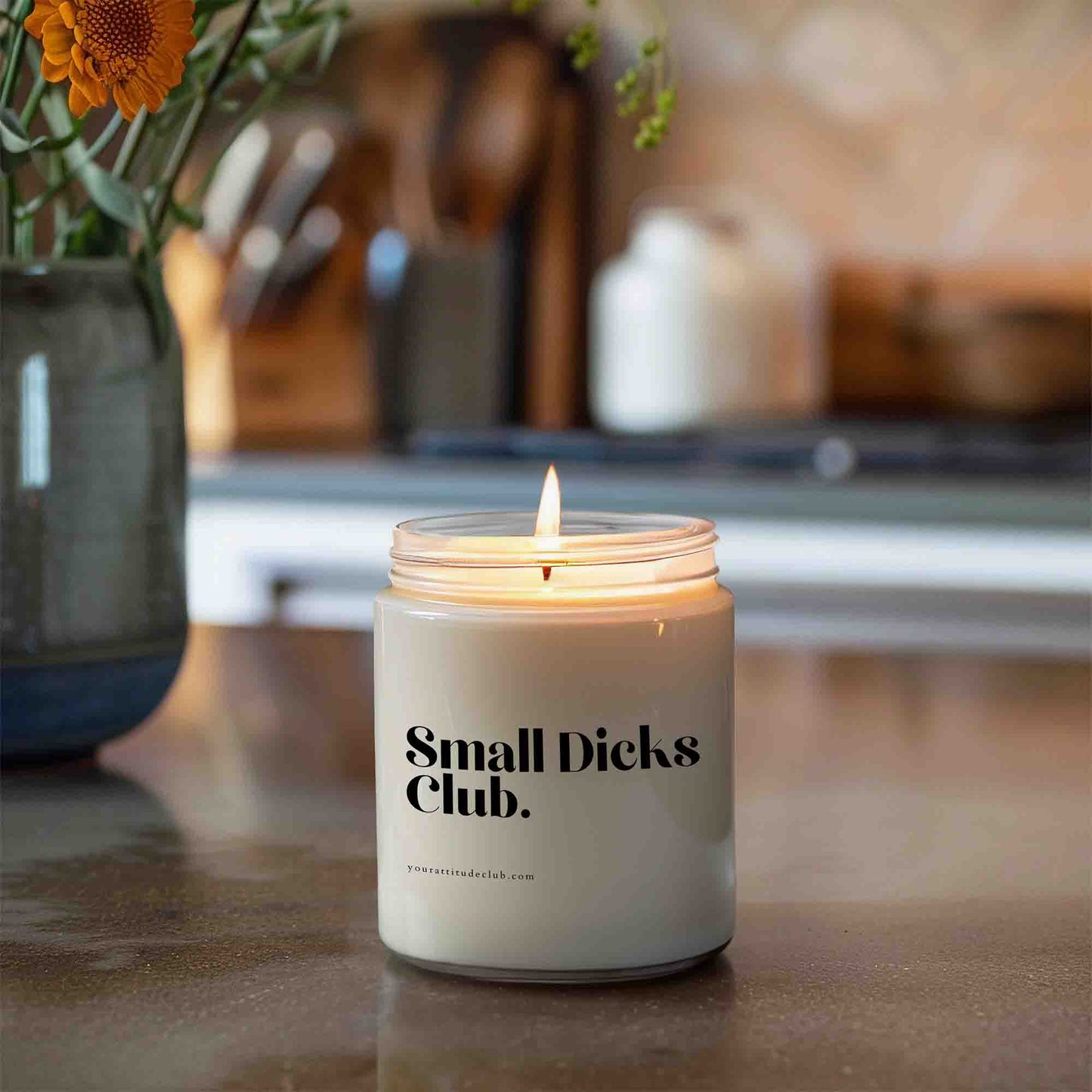 Small Dicks Club – Freche Duftkerze mit lustigem Spruch | Geschenkidee mit Humor für Freund:innen & Ex-Freunde | Handgemachte Sojawachskerze | 3 Größen & über 33 Düfte