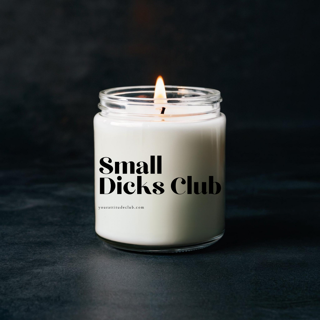 Small Dicks Club – Freche Duftkerze mit lustigem Spruch | Geschenkidee mit Humor für Freund:innen & Ex-Freunde | Handgemachte Sojawachskerze | 3 Größen & über 33 Düfte