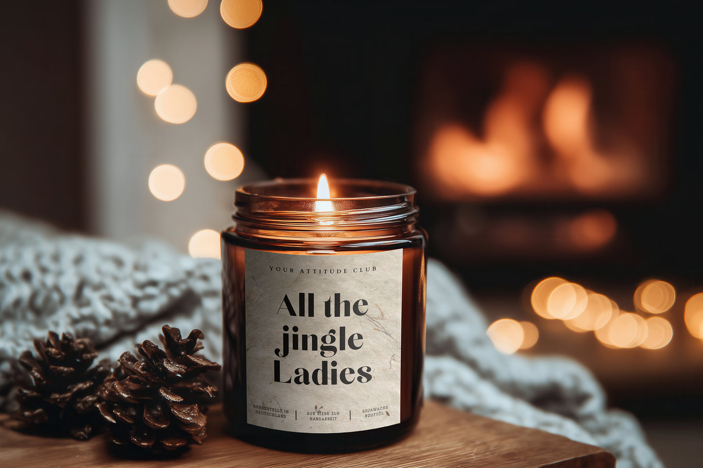 All the jingle Ladies – Lustige Weihnachtskerze im Amberglas mit Naturgraspapier, 120 ml & 160 ml, 30–40h Brenndauer, mit/ohne Duft