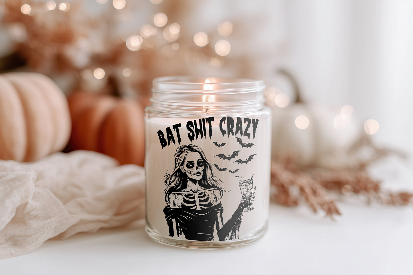 Bat Shit Crazy Kerze – Halloween Kerze Sojawachs vegan, Lustige Duftkerze Herbst, Spooky Candle Geschenkidee Frauen, Gothic Deko Wohnzimmer