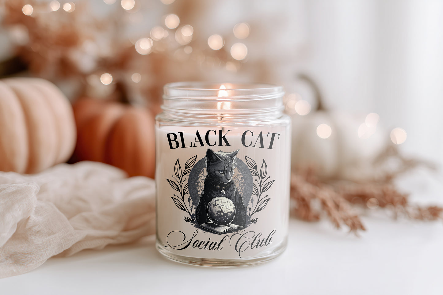 Black Cat Social Club Kerze – Halloween Kerze Sojawachs vegan, Herbst Duftkerze Gothic Style, Witchy Candle Geschenkidee Frauen & Wohnzimmer Deko