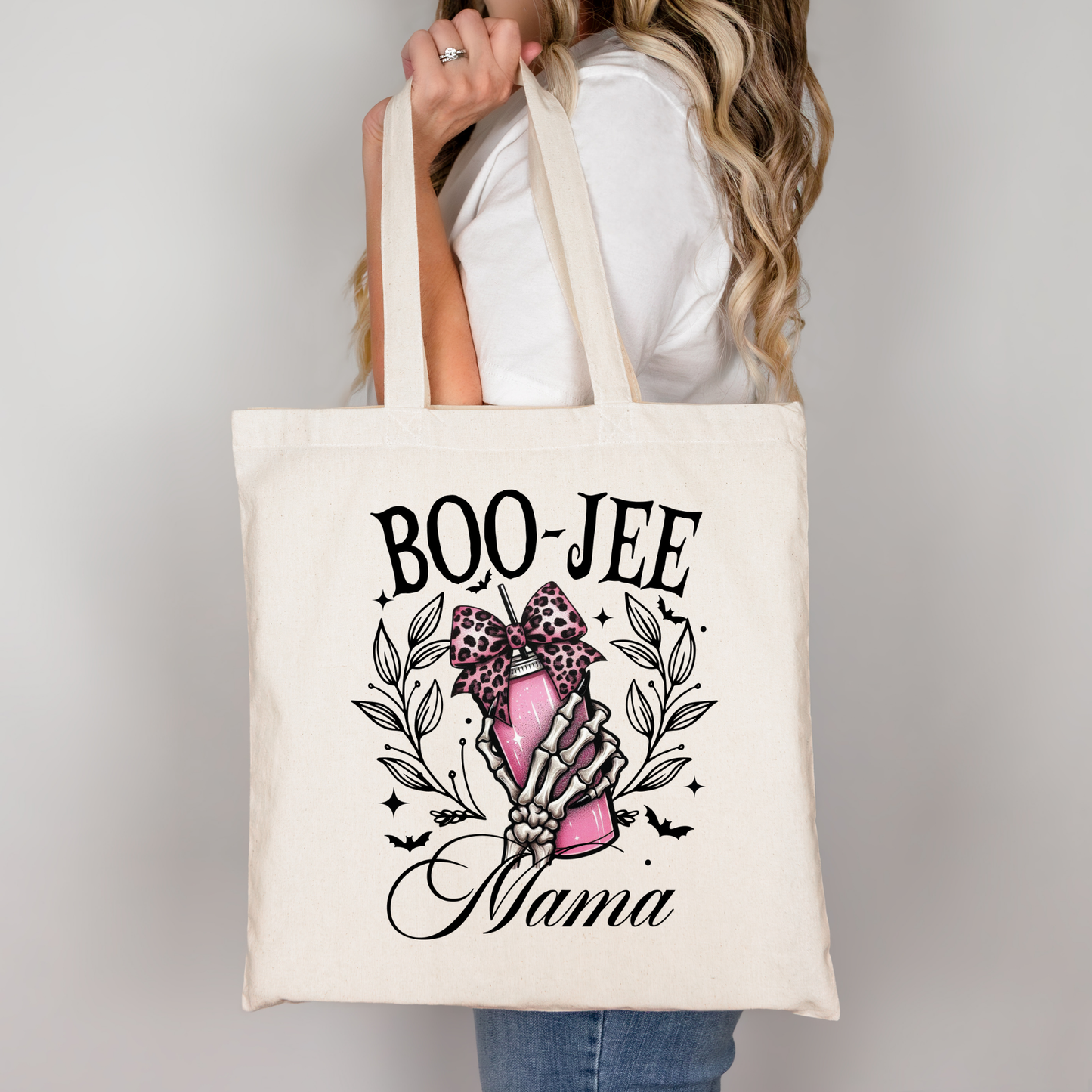 BOO-JEE Mama Tragetasche Halloween Rosa Beutel mit Skeletthand und Kaffeebecher – Baumwollbeutel 38x42cm – DTG Druck – auch als Bügelbild für Shirts & Kissen