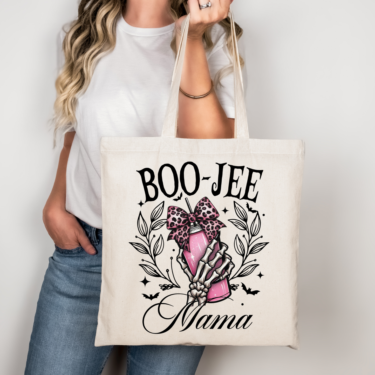 BOO-JEE Mama Tragetasche Halloween Rosa Beutel mit Skeletthand und Kaffeebecher – Baumwollbeutel 38x42cm – DTG Druck – auch als Bügelbild für Shirts & Kissen