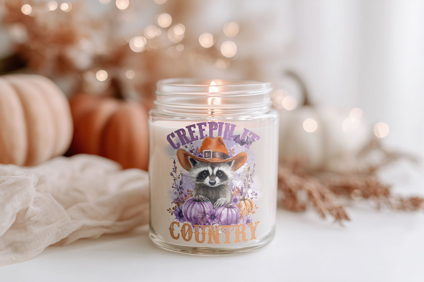 Halloween Kerze Glas Creepin’ It Country | Lustige Waschbär Duftkerze Sojawachs | Herbstdeko Geschenkidee Frauen | Cozy Candle Home Decor