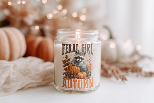 Feral Girl Autumn Candle Waschbär Kerze Glas | vegane Herbst Duftkerze Sojawachs | Cozy Candle Geschenkidee Frauen | Halloween Deko Kerze
