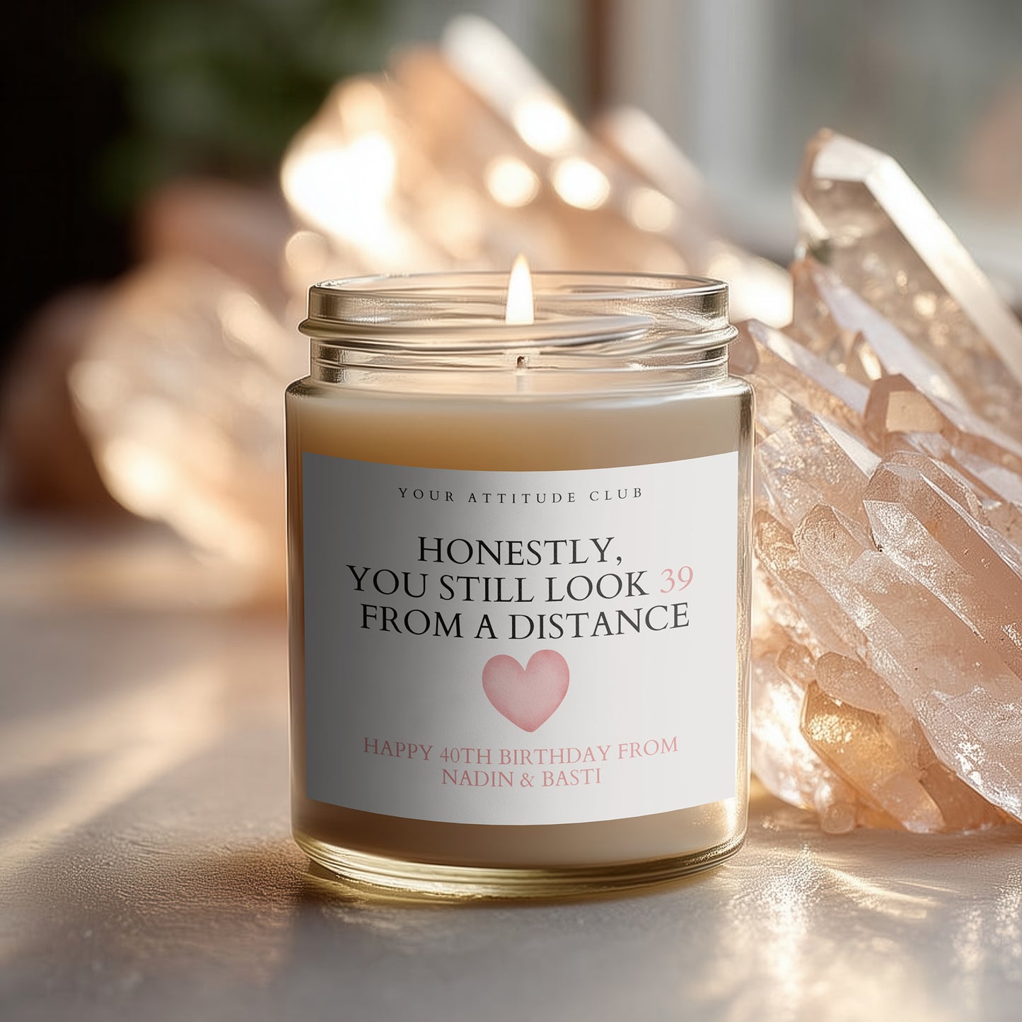 Honestly, you still look 39 from a distance – Lustige personalisierte Geburtstagskerze, Geschenkidee aus Sojawachs für Frauen & Männer mit Humor