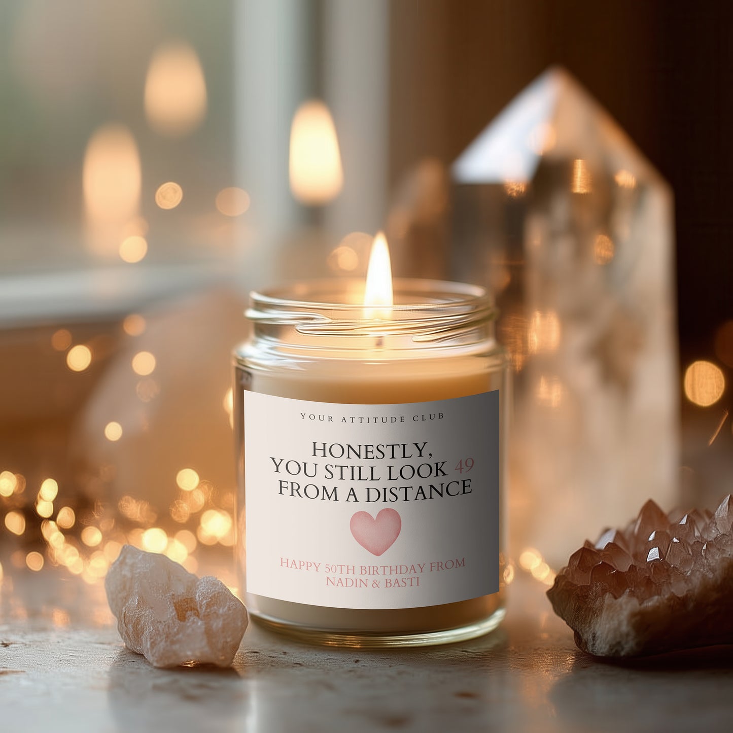 Honestly, you still look 49 from a distance – Lustige personalisierbare Geburtstagskerze aus Sojawachs, Geschenkidee für Frauen & Männer mit Humor