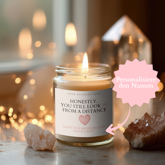 Honestly, you still look 49 from a distance – Lustige personalisierbare Geburtstagskerze aus Sojawachs, Geschenkidee für Frauen & Männer mit Humor