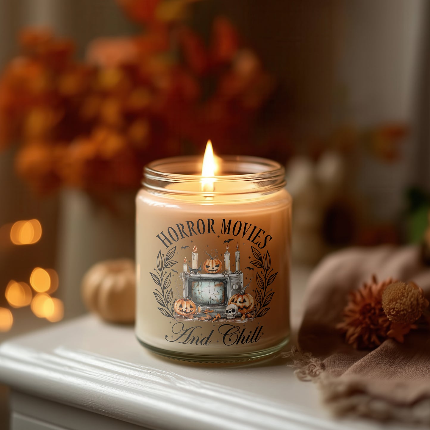 Horror Movies and Chill Kerze Halloween Duftkerze Herbstdeko, vegane Sojawachs Kerze im Glas, Cozy Candle Geschenkidee Frauen, Home Decor