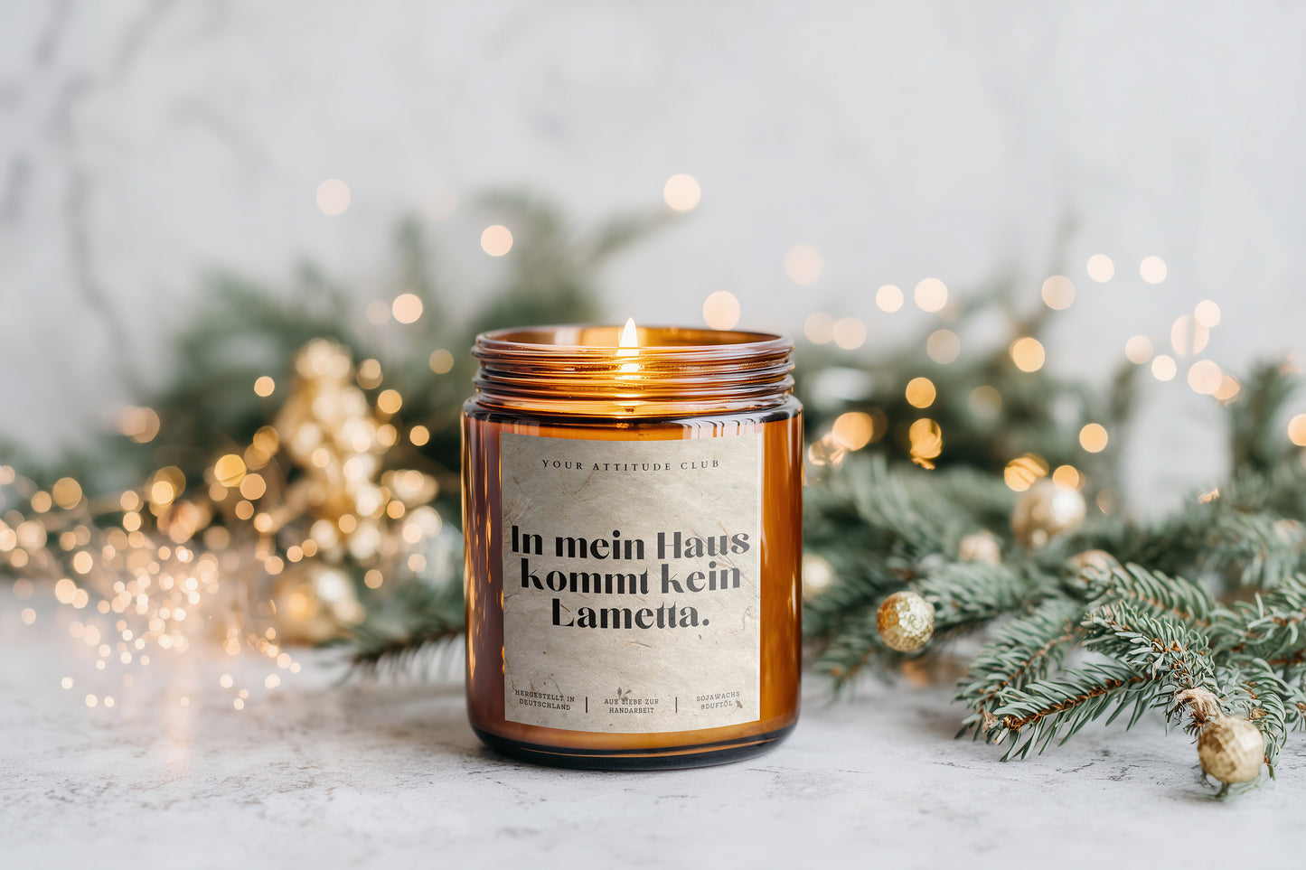 In mein Haus kommt kein Lametta – Lustige Weihnachtskerze im Amberglas, Handmade Sojawachs, Geschenkidee mit Humor, 30–40h Brenndauer, Naturgraspapier-Etikett