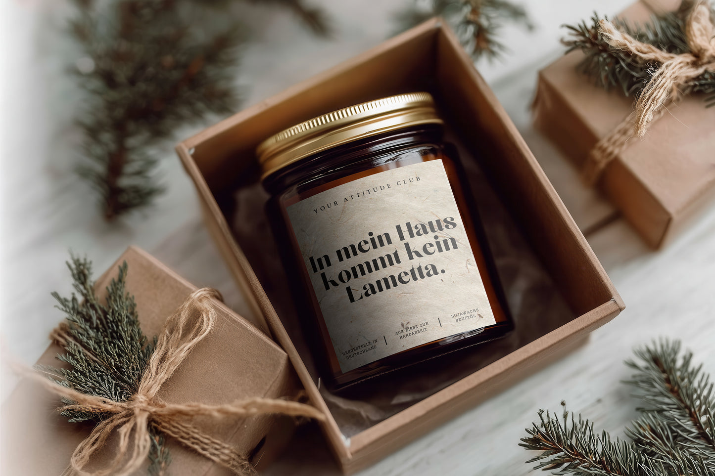 In mein Haus kommt kein Lametta – Lustige Weihnachtskerze im Amberglas, Handmade Sojawachs, Geschenkidee mit Humor, 30–40h Brenndauer, Naturgraspapier-Etikett