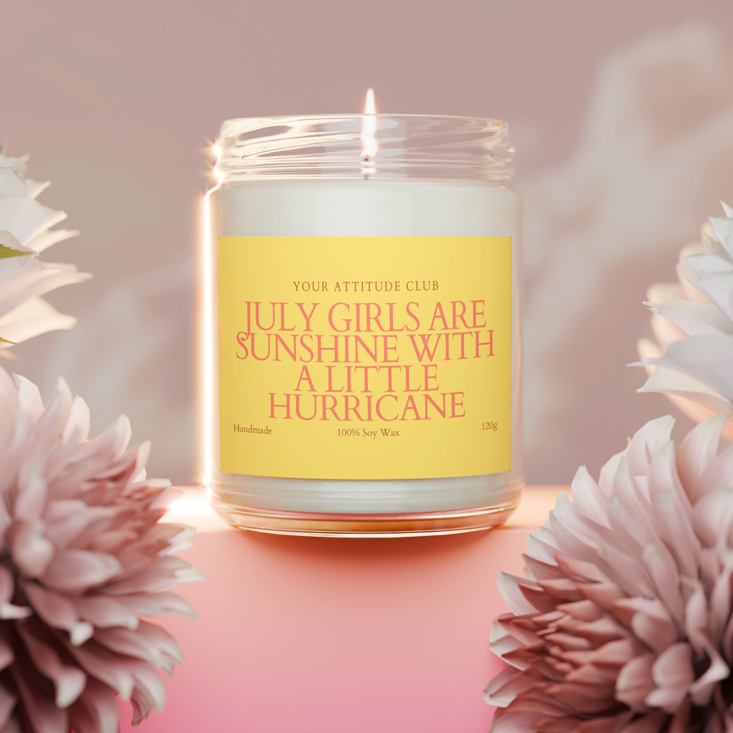 July Girls Are Sunshine With a Little Hurricane – Geburtstagskerze Frau personalisiert, Duftkerze 120ml, Geschenk Juli Geburtstag, Etikettfarbe wählbar, handmade