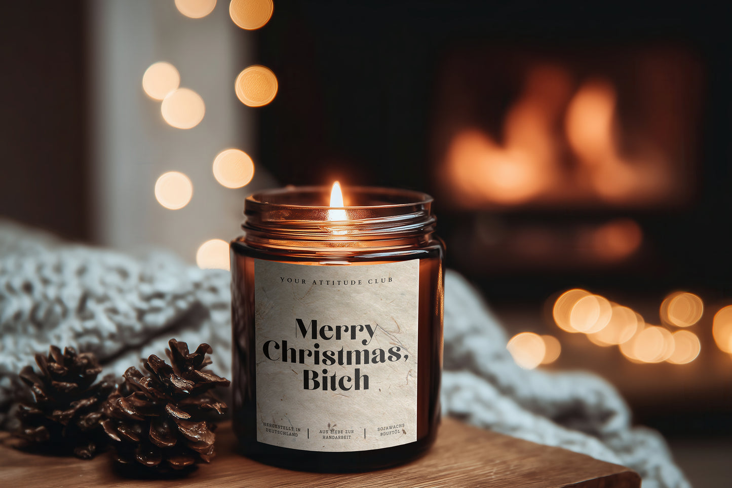 Merry Christmas, Bitch – Lustige Weihnachtskerze im Amberglas, Handmade Sojawachs mit Naturgraspapier-Etikett, Geschenkidee 30–40h Brenndauer, mit/ohne Duft