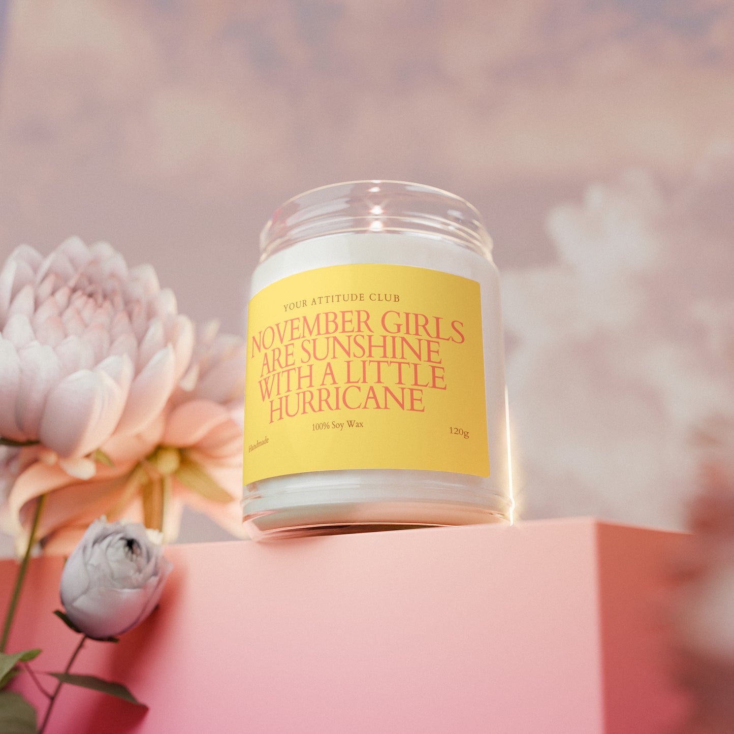November Girls Are Sunshine With a Little Hurricane – Personalisierte Geburtstagskerze Frau November, Duftkerze 120ml, Etikettfarbe wählbar, Geschenkidee handmade