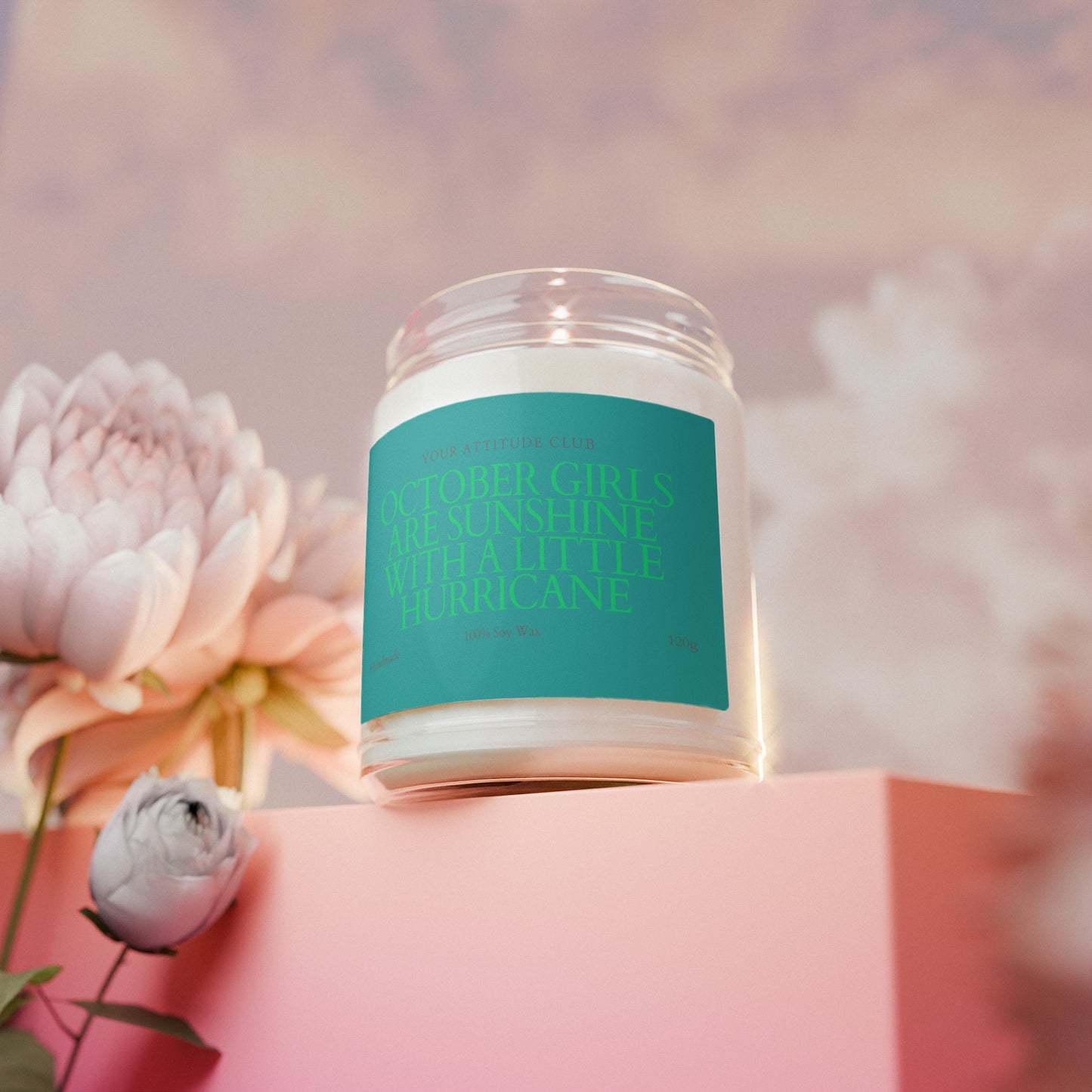October Girls Are Sunshine With a Little Hurricane – Personalisierte Geburtstagskerze 120ml, Geschenk für Frauen im Oktober, Duftkerze mit Etikettfarbe, handmade Sojawachs