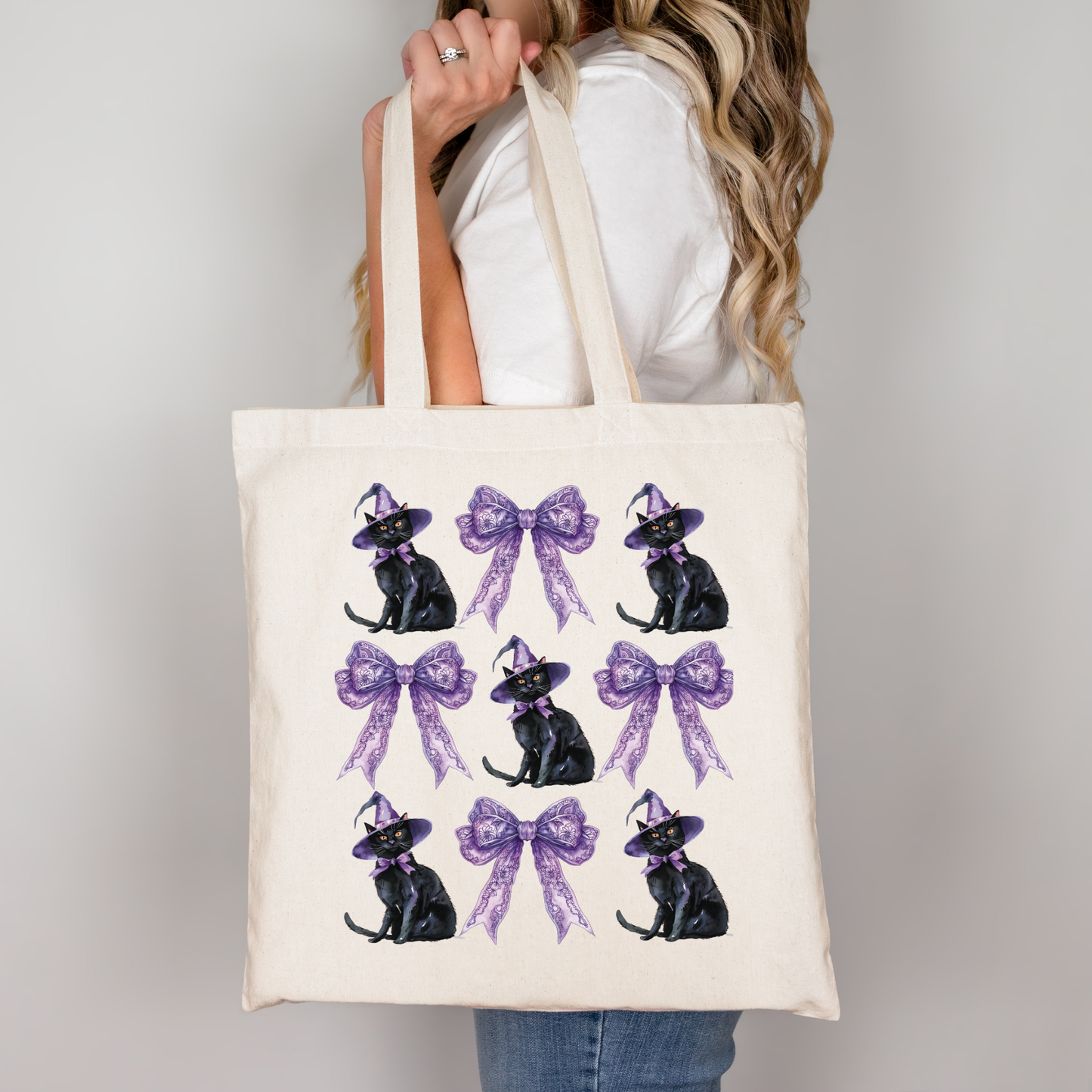 Hexenkatze Tragetasche Halloween – Baumwollbeutel mit schwarzer Katze & Schleife – Vintage Hexen Motiv – DTG bedruckt – auch als Bügelbild für Shirt, Kissen & Tasche erhältlich