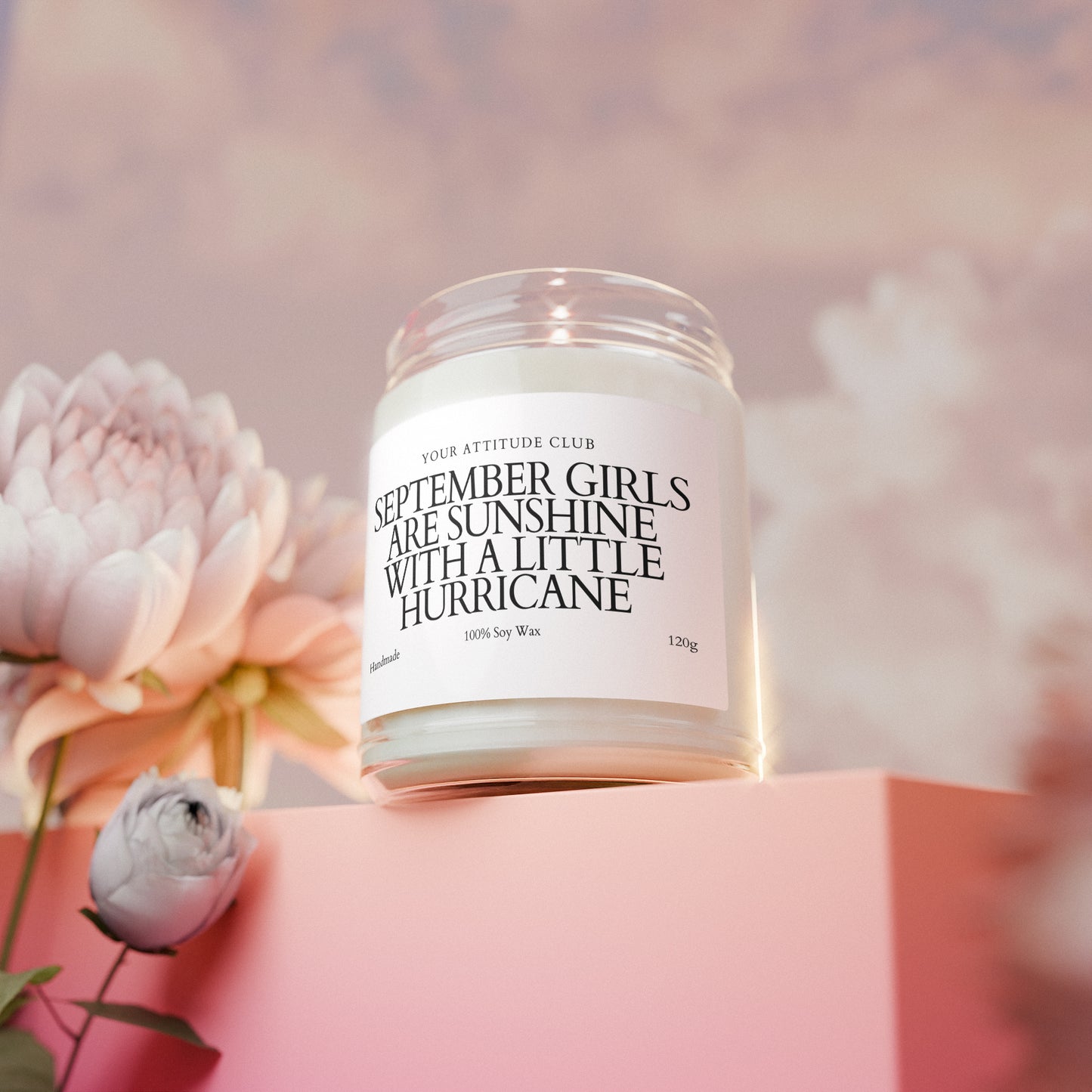 September Girls Are Sunshine With a Little Hurricane – Geburtstagskerze personalisiert, Geschenkidee Frau September, Duftkerze 120ml, Etikettfarbe wählbar, handmade