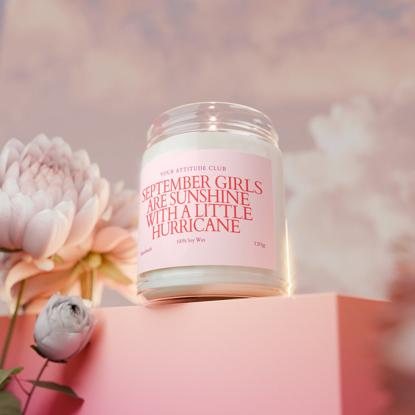 September Girls Are Sunshine With a Little Hurricane – Geburtstagskerze personalisiert, Geschenkidee Frau September, Duftkerze 120ml, Etikettfarbe wählbar, handmade