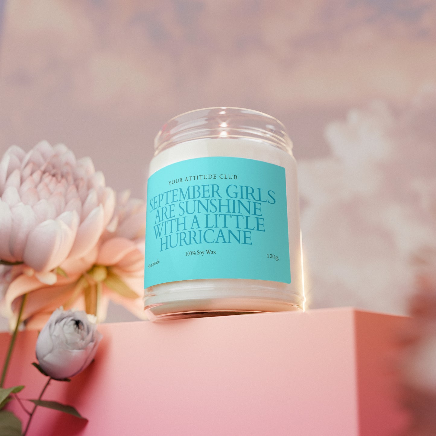 September Girls Are Sunshine With a Little Hurricane – Geburtstagskerze personalisiert, Geschenkidee Frau September, Duftkerze 120ml, Etikettfarbe wählbar, handmade