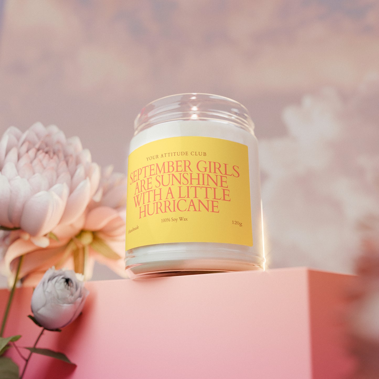 September Girls Are Sunshine With a Little Hurricane – Geburtstagskerze personalisiert, Geschenkidee Frau September, Duftkerze 120ml, Etikettfarbe wählbar, handmade