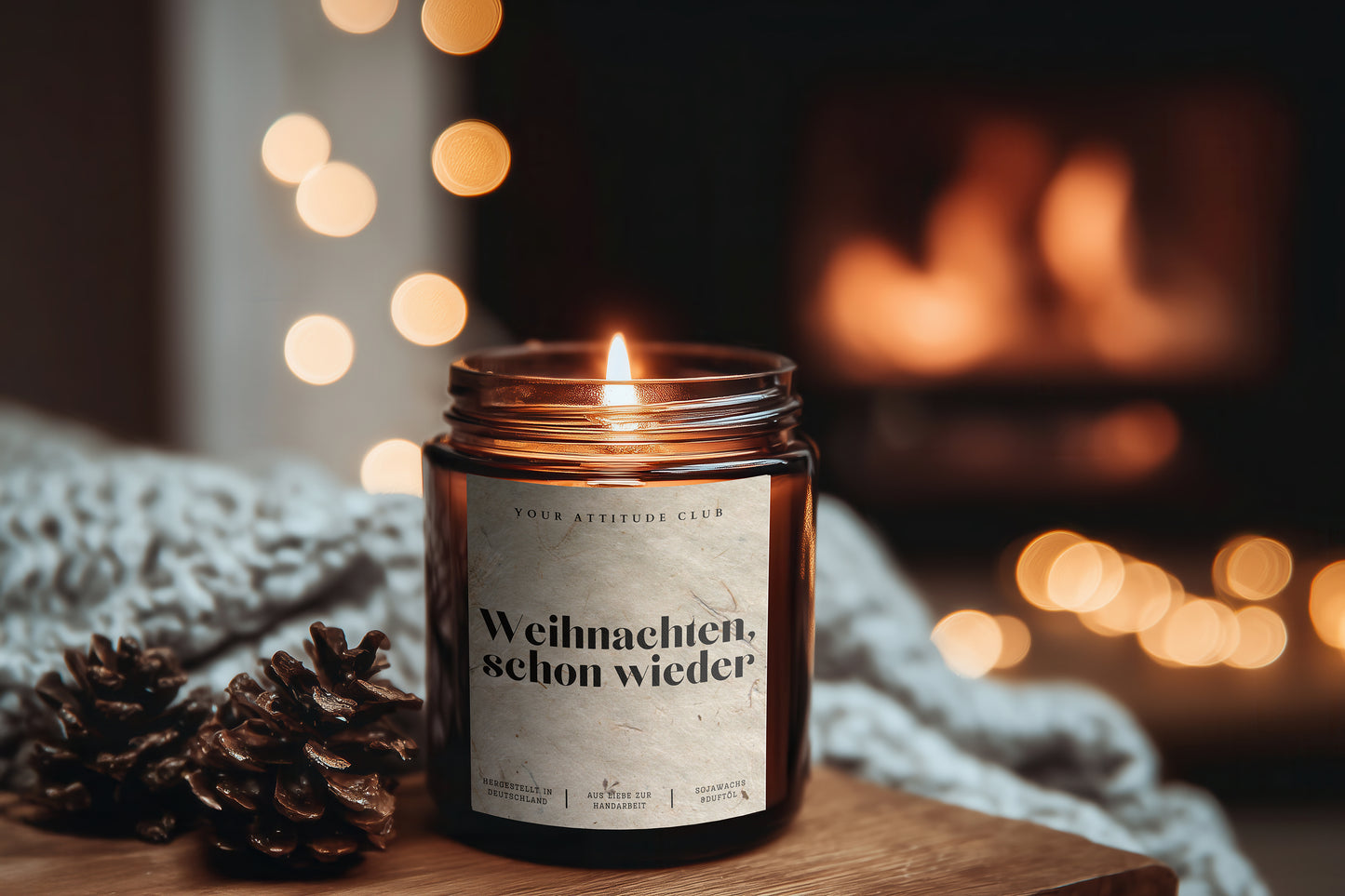 Weihnachten, schon wieder – Lustige Weihnachtskerze im Amberglas, Handmade Sojawachs Geschenk mit oder ohne Duft, nachhaltiges Naturgraspapier Etikett