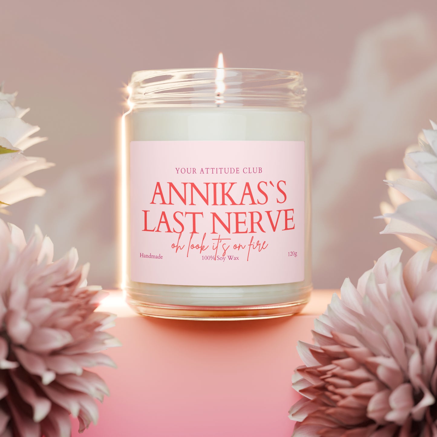 Annika’s last nerve – oh look it’s on fire – Personalisierte Kerze mit Name, Geschenk mit Spruch, Sojawachs Duftkerze 120ml, Etikettfarbe wählbar, 30h Brenndauer