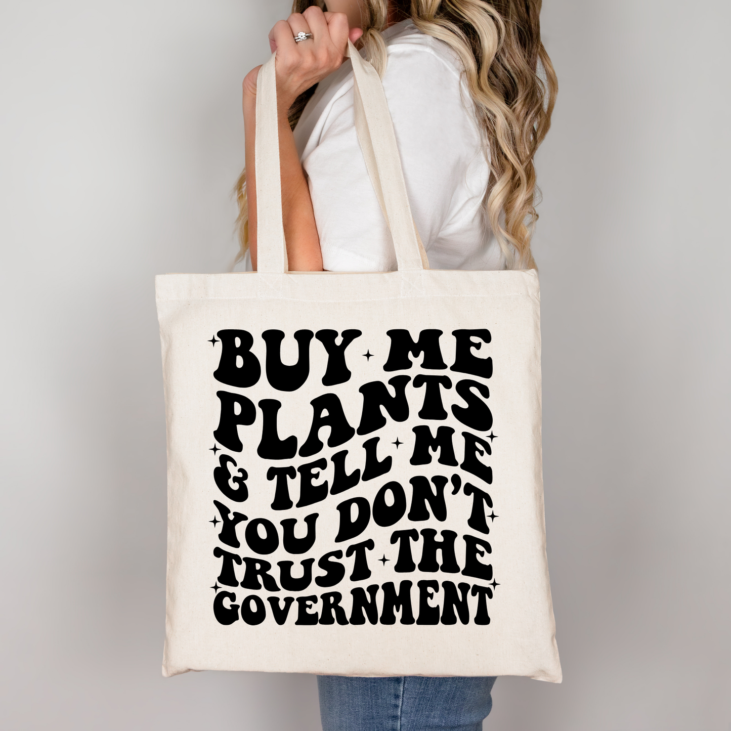 Buy Me Plants & Tell Me You Don’t Trust The Government Tote Bag Baumwolltasche 38x42cm Rosa Beige | Lustige Pflanzen Spruch Tasche DTG Druck | Bügelbild Upcycling Geschenkidee