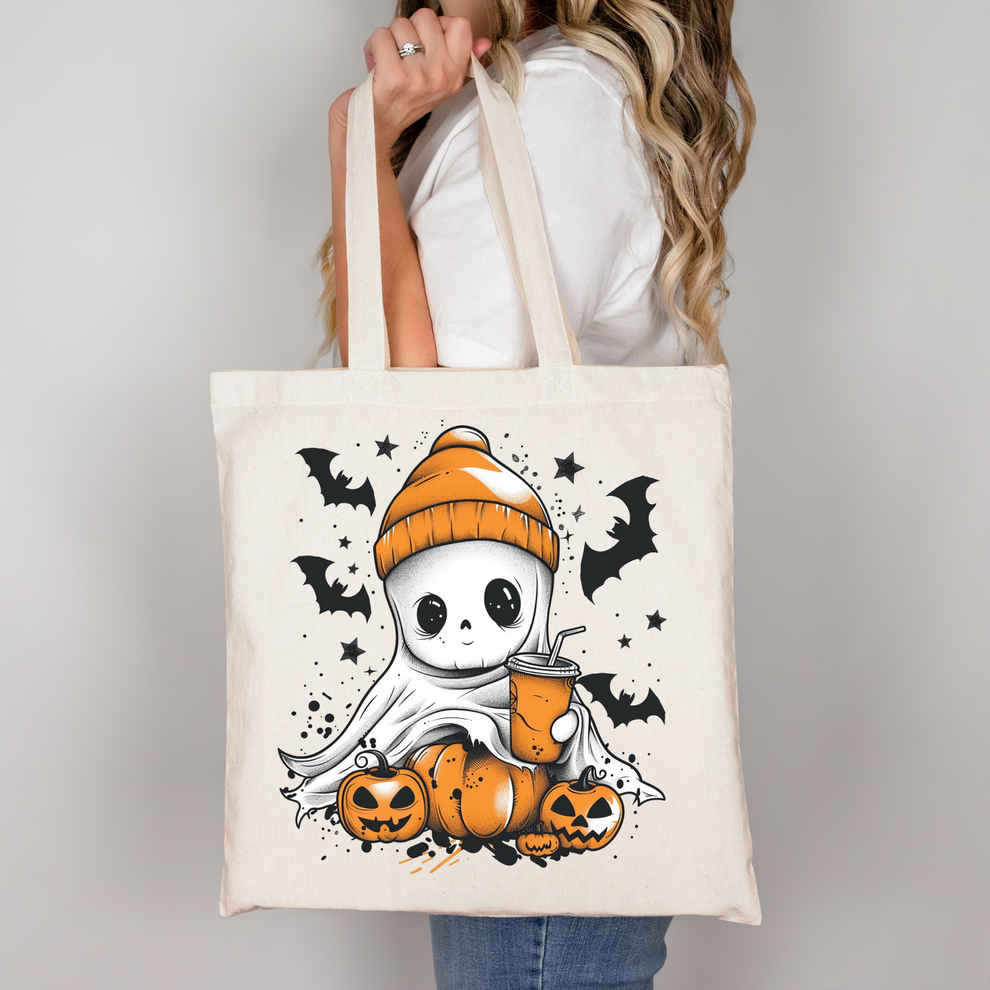 Süßer Halloween-Geist Tasche Schwarz – Ghost with Coffee Bag Baumwollbeutel mit Kürbis & Drink, DTG Druck, auch als A4/A3 Bügelbild für Shirt, Kissen & DIY
