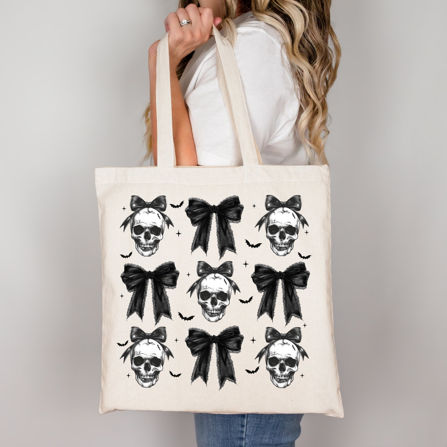 Beige Stofftasche mit Totenkopf & Schleifen-Print – Skull & Bows Coquette Design – Baumwollbeutel mit DTG Druck oder als A4/A3 Bügelbild für Shirt, Kissen, Hoodie & Co.