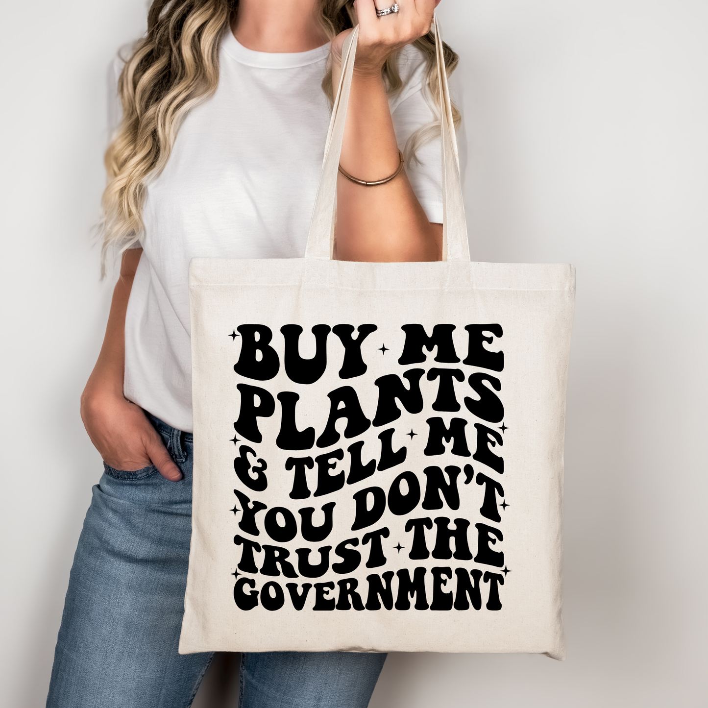 Buy Me Plants & Tell Me You Don’t Trust The Government Tote Bag Baumwolltasche 38x42cm Rosa Beige | Lustige Pflanzen Spruch Tasche DTG Druck | Bügelbild Upcycling Geschenkidee