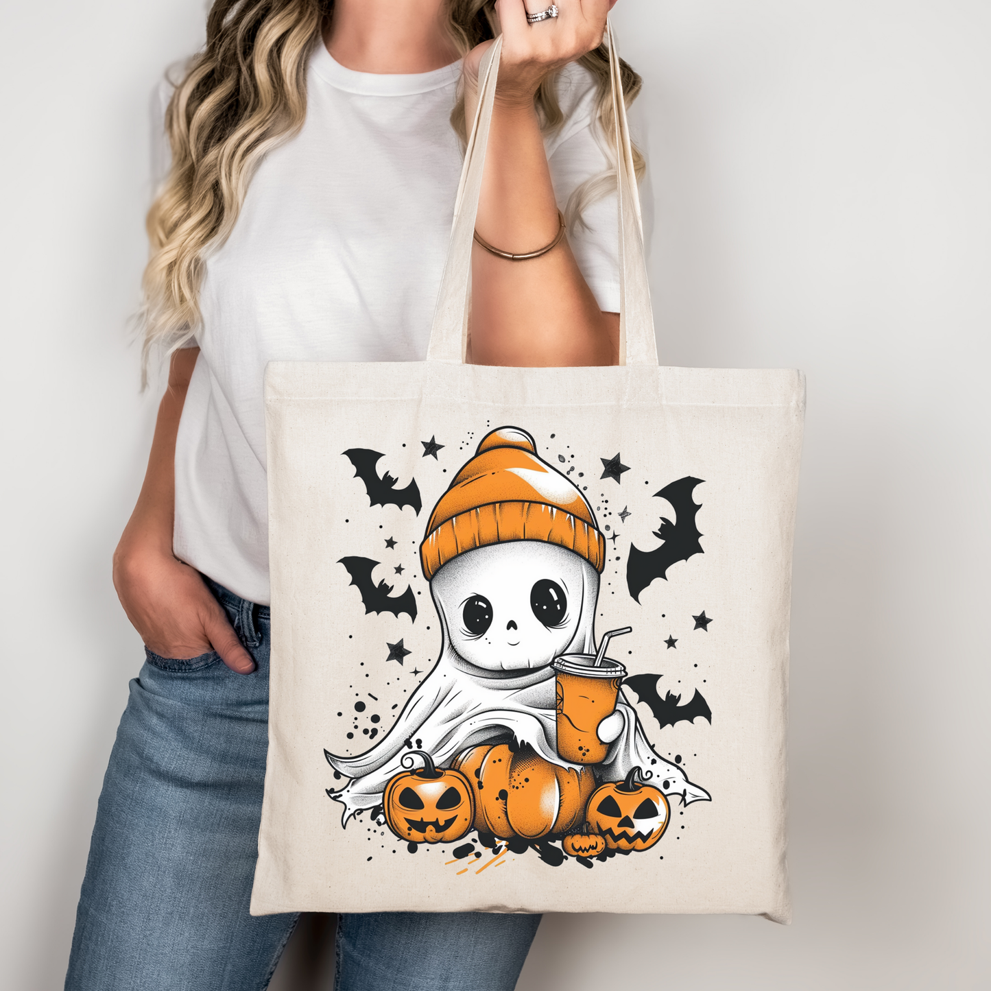 Süßer Halloween-Geist Tasche Schwarz – Ghost with Coffee Bag Baumwollbeutel mit Kürbis & Drink, DTG Druck, auch als A4/A3 Bügelbild für Shirt, Kissen & DIY