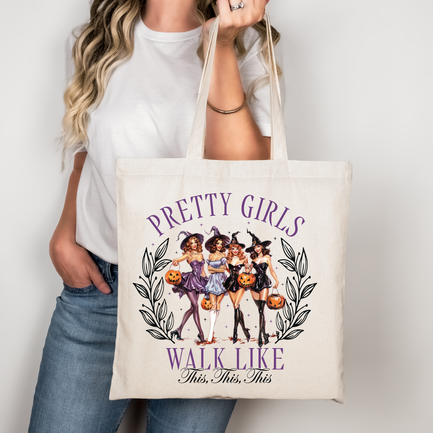 Halloween Stofftasche Pretty Girls Walk Like – Beiger Baumwollbeutel mit Hexen Motiv, DTG Druck, A4 A3 Aufbügler für Shirt, Hoodie, Kissen, Hexen Spruch Beutel