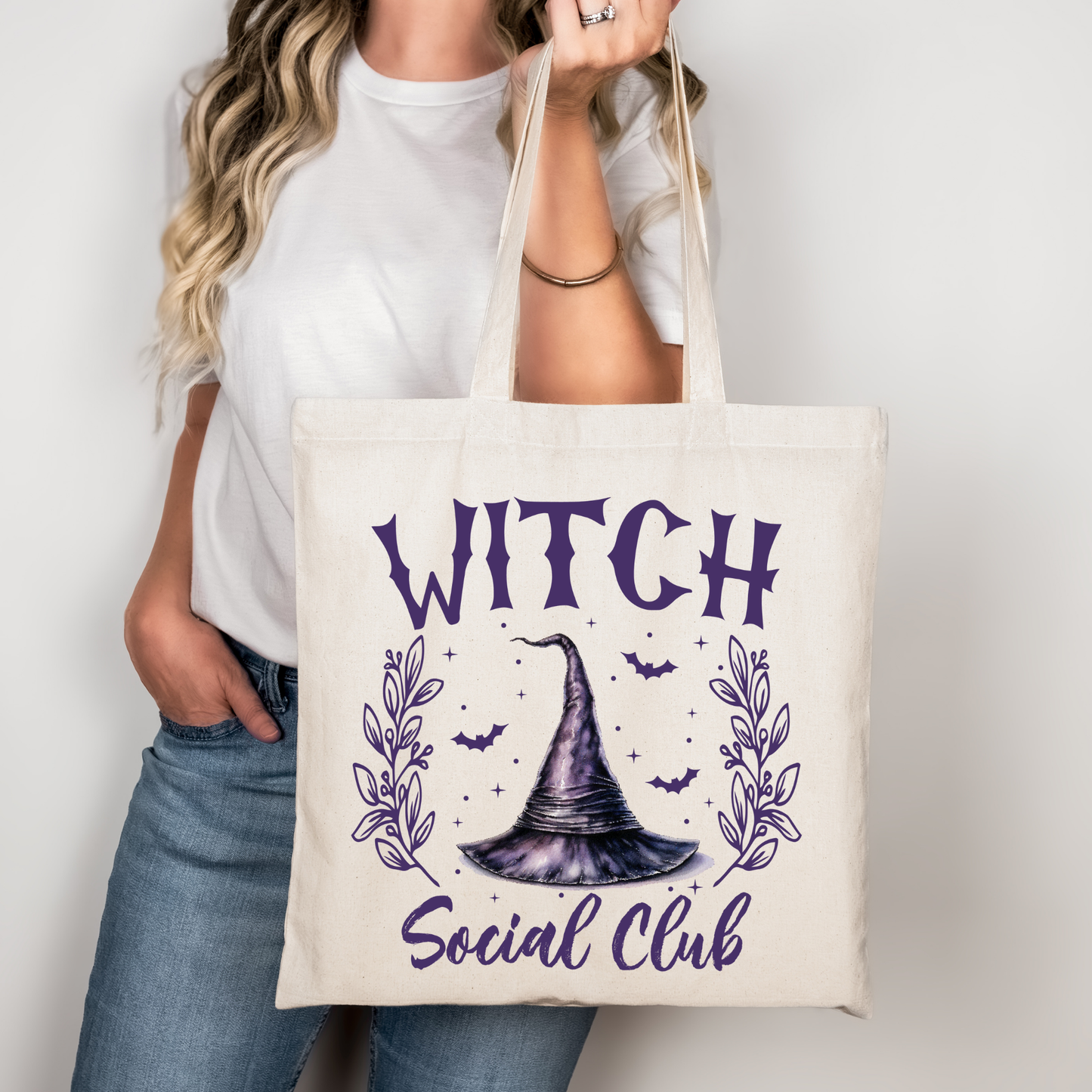 Witch Social Club Tasche Beige – Hexen Stoffbeutel mit Hexenhut & Fledermäusen – Halloween Bag – auch als A4/A3 Bügelbild für Shirt, Kissen, Jacke, DIY