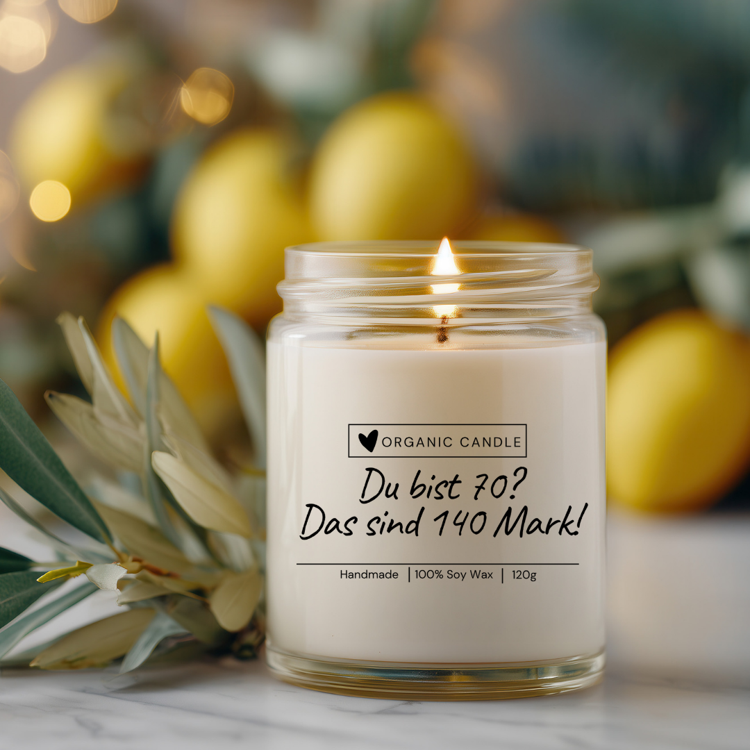 Nahaufnahme einer Sojawachskerze im transparenten Glas mit dem Spruch „Du bist 70? Das sind 140 Mark!“ – perfekte Geschenkidee mit Humor