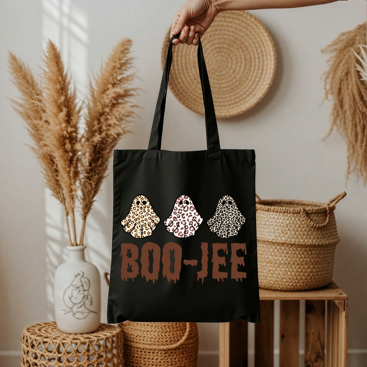 BOO-JEE Halloween Tasche Beige – Geister Baumwollbeutel, spooky Tote Bag, Leo Ghost Print, DTG Druck, A4 & A3 Bügelbild für Shirt, Kissen & mehr
