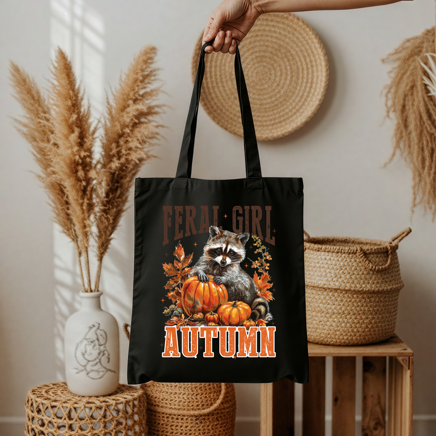 Feral Girl Autumn Tasche schwarz – Waschbär Kürbis Beutel Herbst Deko Baumwolltasche 38x42cm, DTG-Druck, A4/A3 Bügelbild für T-Shirt, Jacke, Kissen & DIY