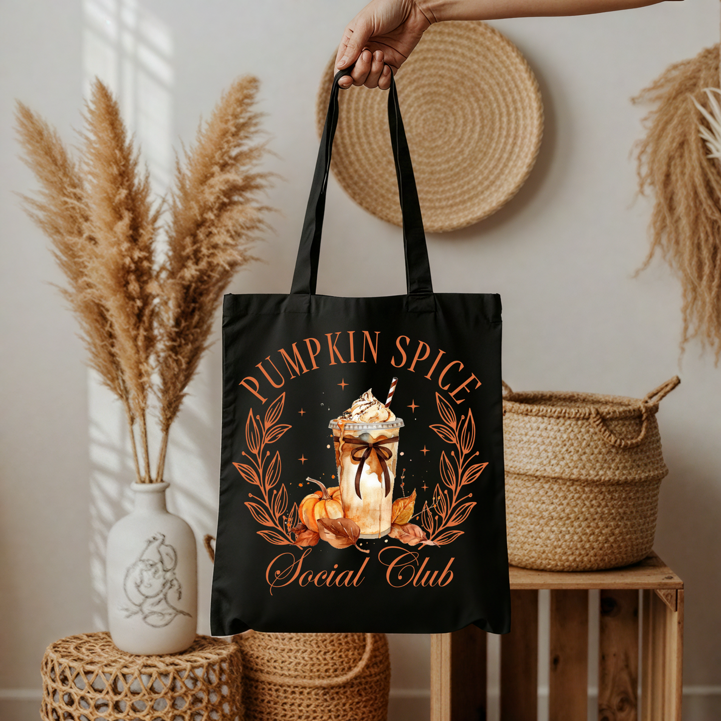 Pumpkin Spice Social Club – Schwarze Stofftasche mit Kaffee-Print – Baumwollbeutel mit DTG Druck – Motiv auch als A4/A3 Bügelbild für Shirt, Kissen, Hoodie, Jacke