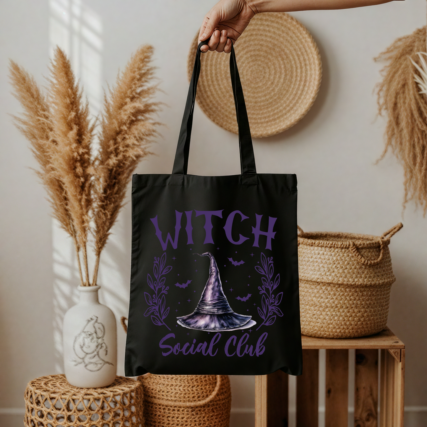 Witch Social Club Tasche Beige – Hexen Stoffbeutel mit Hexenhut & Fledermäusen – Halloween Bag – auch als A4/A3 Bügelbild für Shirt, Kissen, Jacke, DIY