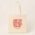 I don't try to be sexy, sexy tries to be me. – Stoffbeutel mit Spruch beige, Produktansicht