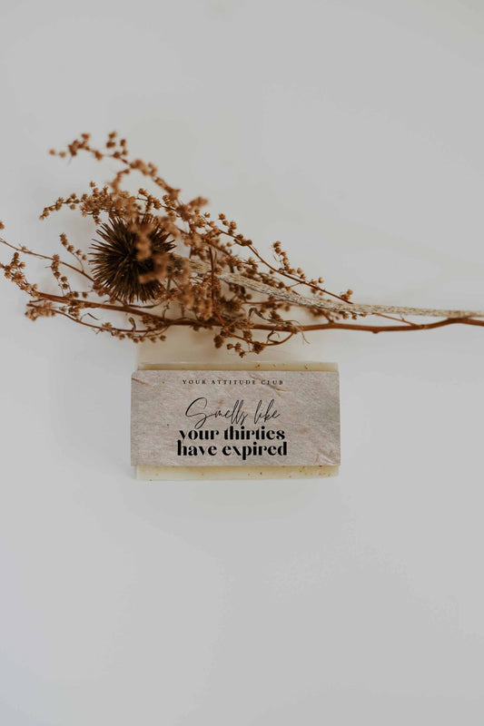 Smells like your thirties have expired – Handgemachte weiße Sheabutter Seife mit Spruch | Witziges Geschenk für Freunde, Familie & Kolleg:innen
