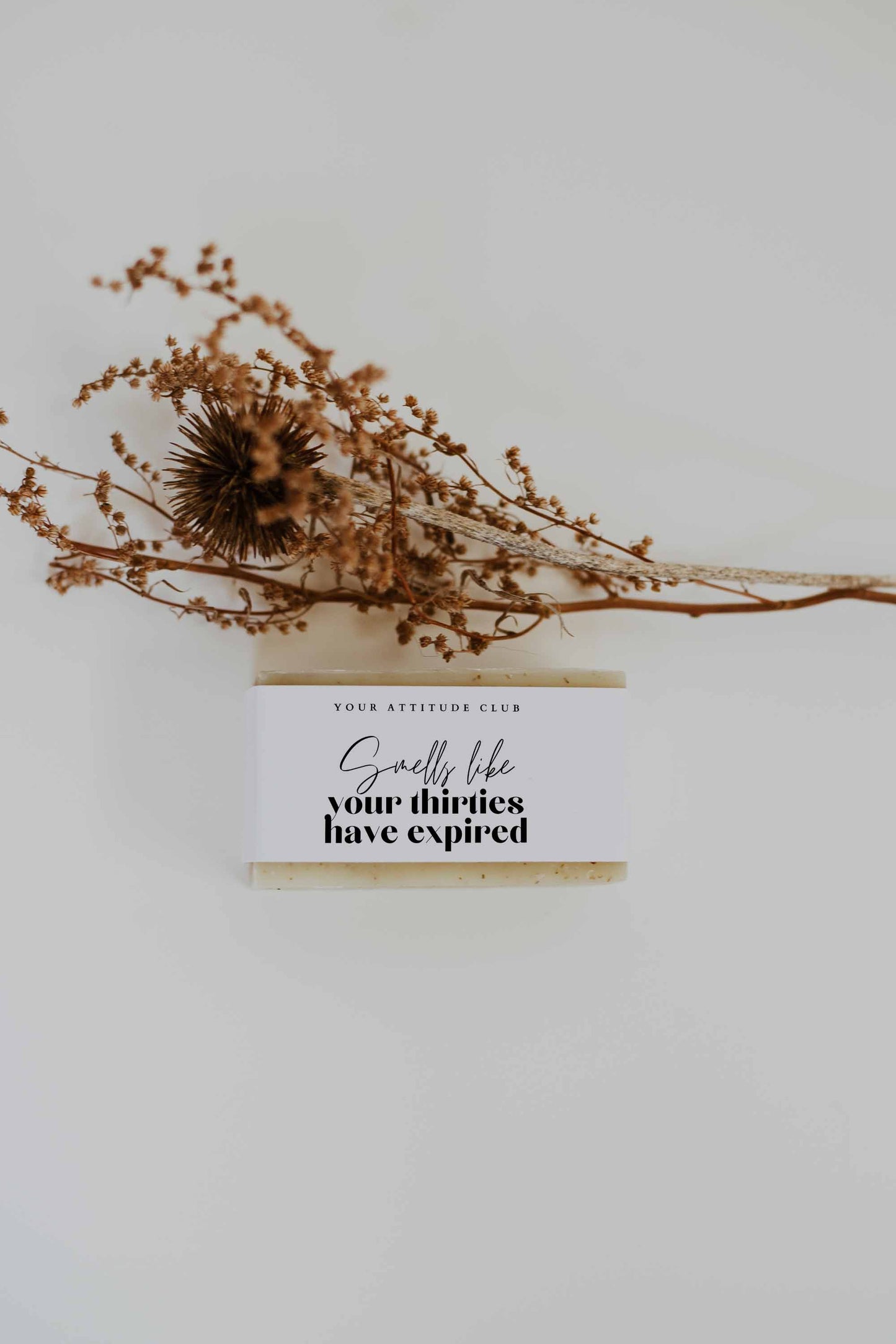 Smells like your thirties have expired – Handgemachte weiße Sheabutter Seife mit Spruch | Witziges Geschenk für Freunde, Familie & Kolleg:innen