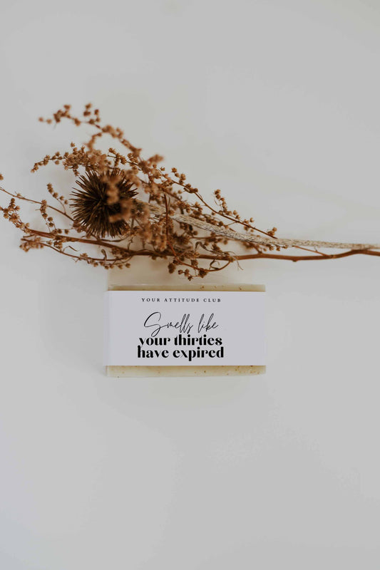 Smells like your thirties have expired – Handgemachte weiße Sheabutter Seife mit Spruch | Witziges Geschenk für Freunde, Familie & Kolleg:innen