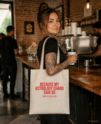 Because my astrology chard said so – Stoffbeutel mit Spruch beige, im Café mit Kaffee