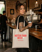 Hotter than ur ex – Stoffbeutel mit Spruch beige, im Café mit Kaffee