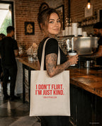 I don't flirt. I'm just kind. – Stoffbeutel mit Spruch beige, im Café mit Kaffee