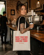 Make your own money & marry someone funny – Stoffbeutel mit Spruch beige, im Café mit Kaffee