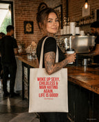 Woke up sexy, childless & man hating again. Life is good! – Stoffbeutel mit Spruch beige, im Café mit Kaffee
