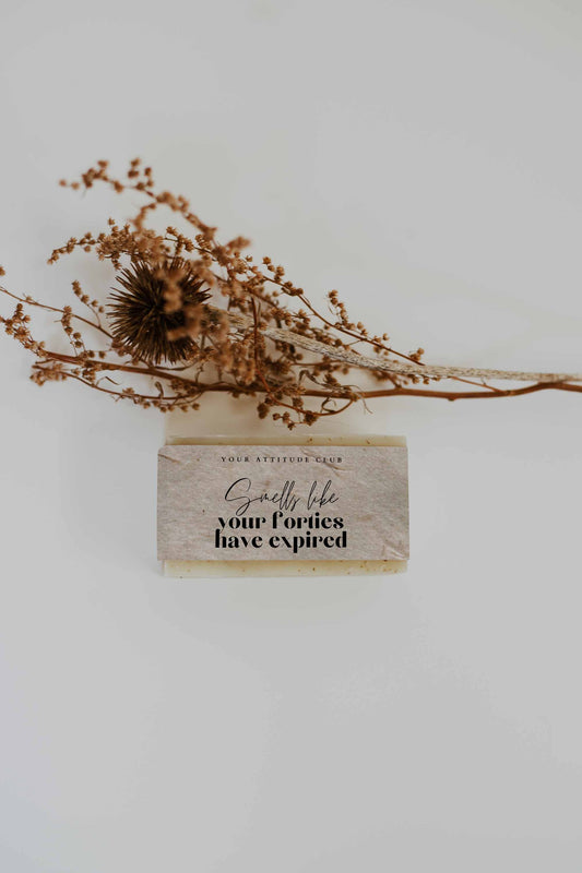 Smells like your fifties have expired – Weiße Sheabutter Seife mit frechem Spruch | Handgemacht & witziges Geschenk für jedes Alter